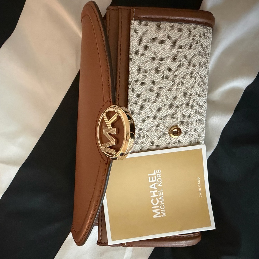 Michael Kors Cream and Brown Signature Continental Wallet with Gold MK Emblem - Picture 3 of 4